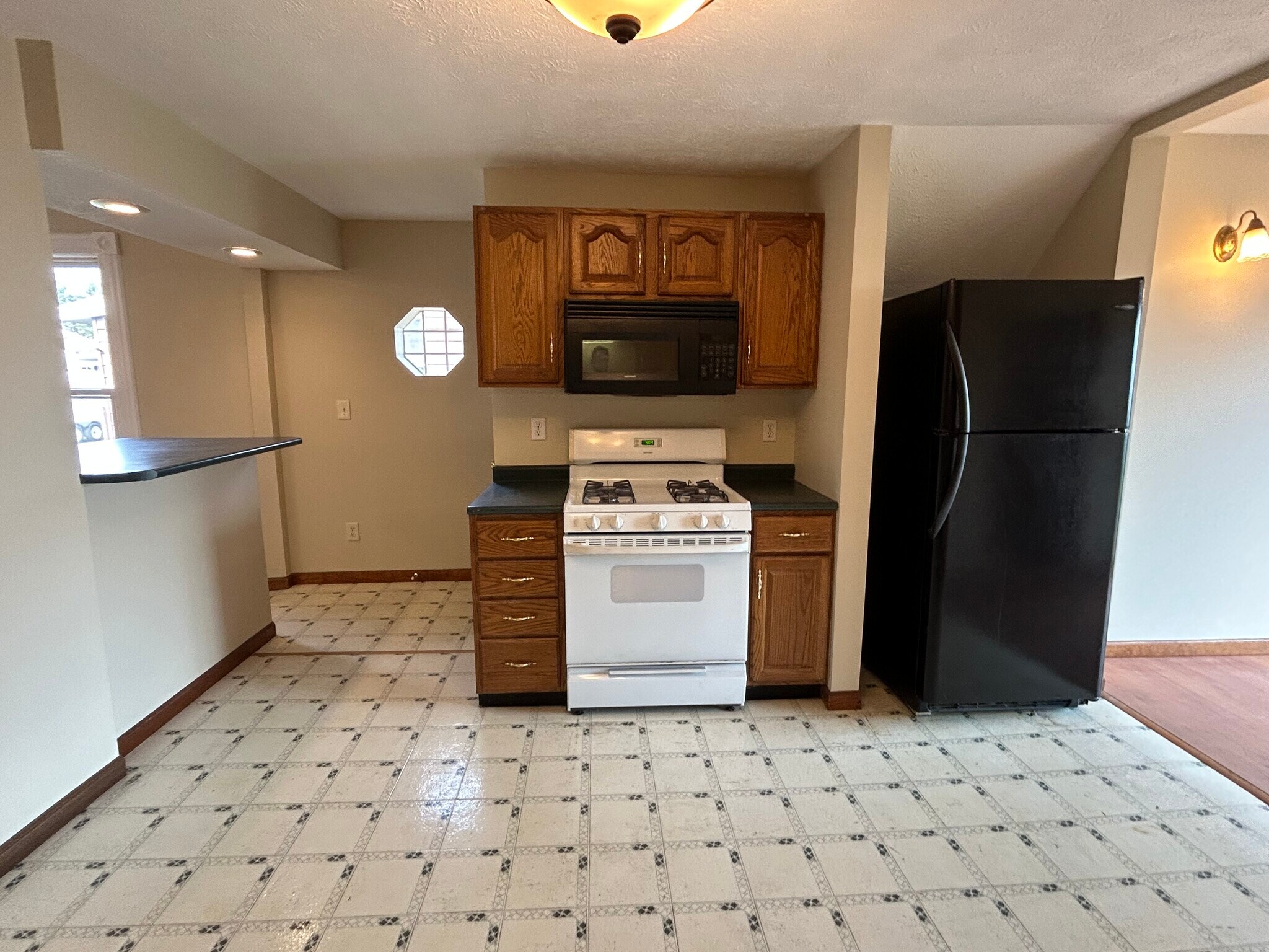 Building Photo - 211 W 2nd St