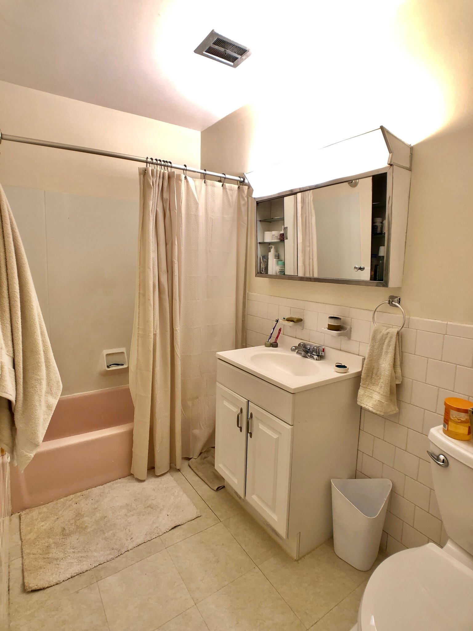 Building Photo - 804 Centre St