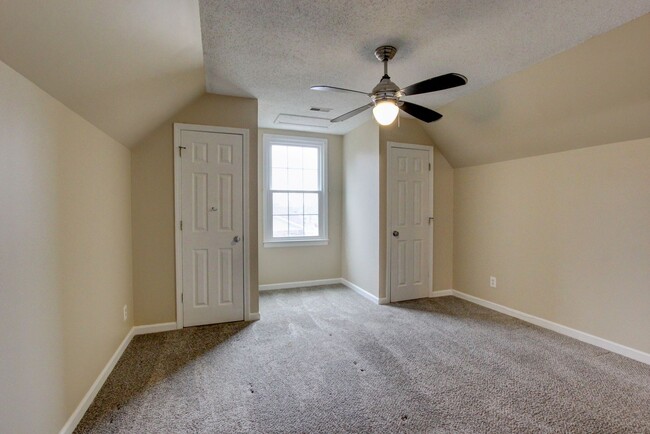 Building Photo - Fresh and Clean 4 bed Near Ft Campbell and...