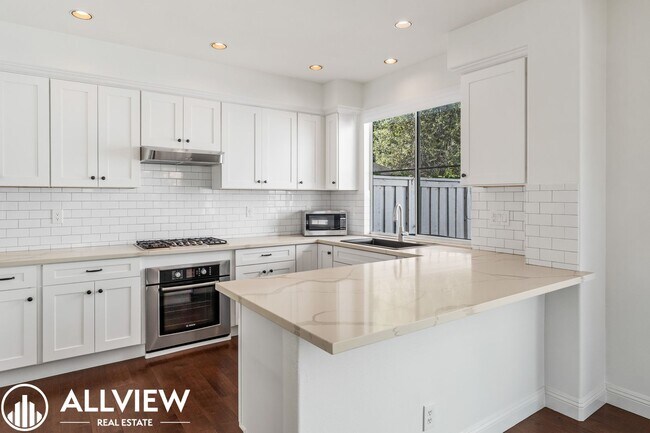 Building Photo - Beautiful 3 Bedroom, 2.5 Bathroom Home in the Heart of Tustin Ranch
