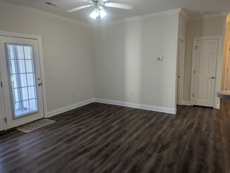 Building Photo - 2073 Silvercrest Dr