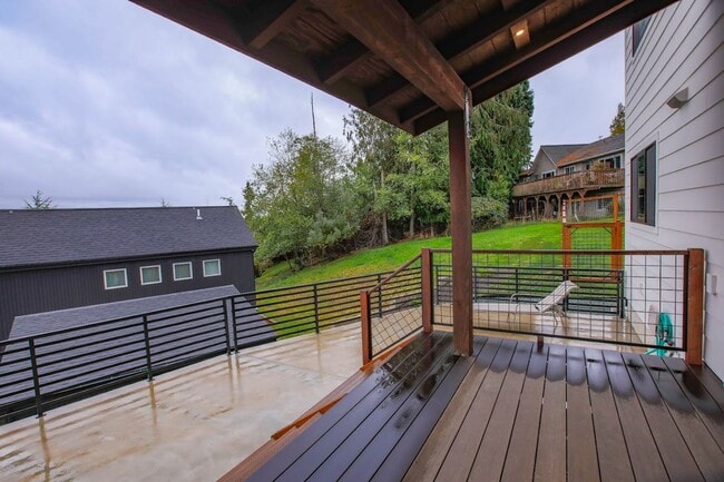 Building Photo - Stunning Holmes Harbor Home and Pet Friendly!