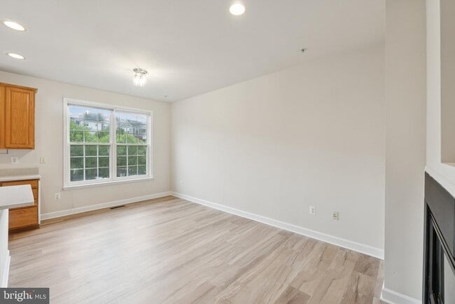Building Photo - 909 Crestfield Dr