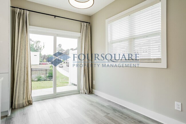 Building Photo - Townhome | Washer/Dryer Included | Back Pa...