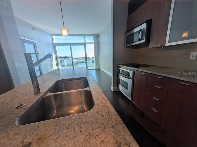 Building Photo - 912 Channelside Dr