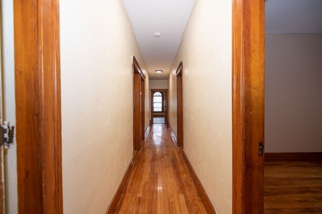 Building Photo - Convenient Location & Updated Amenities!