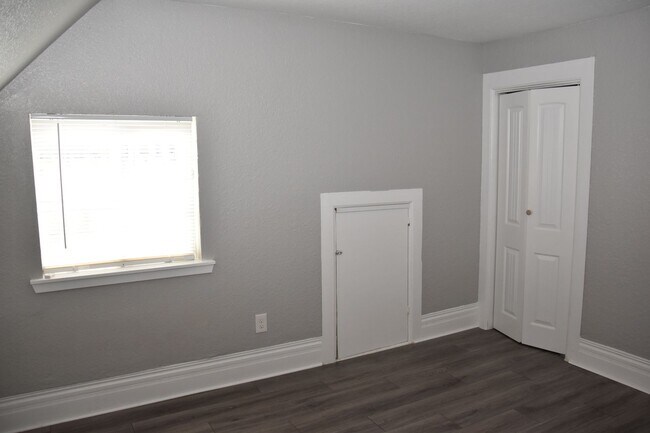 Building Photo - 906 S J St