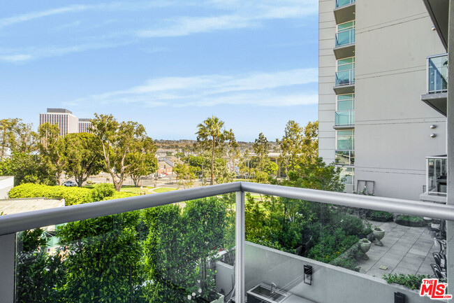 Building Photo - 13600 Marina Pointe Dr