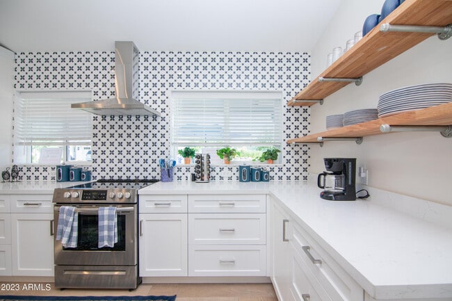 Building Photo - 4335 E Clarendon Ave