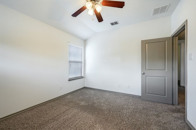 Building Photo - * MOVE IN SUMMER 7/14/2027 * 6 Bed 4 Bath ...