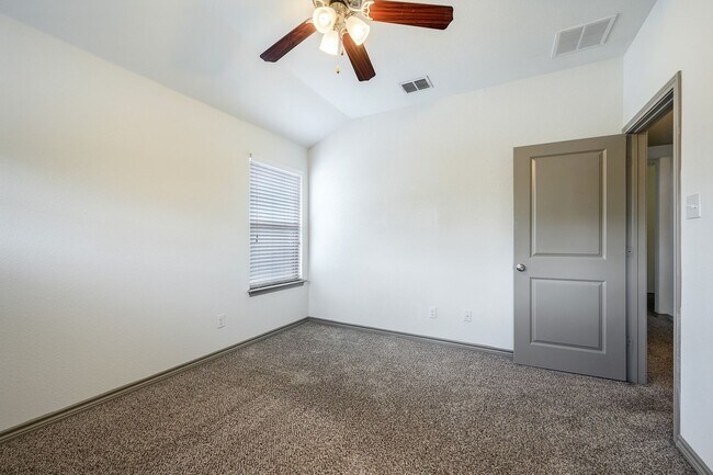 Building Photo - * MOVE IN SUMMER 7/18/2027 * 6 Bed 4 Bath ...