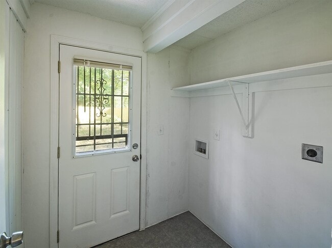 Building Photo - Charming home in north Memphis