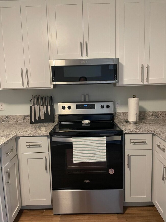 Building Photo - Furnished Executive Rental Downtown