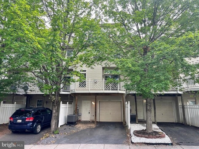 Building Photo - 586 Eisenhower Dr