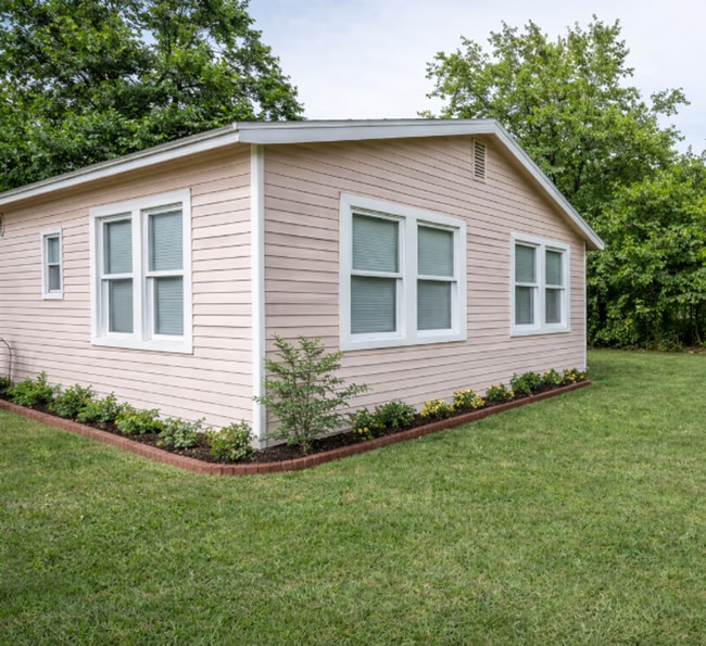 Building Photo - Spacious Cozy Home in Eastlawn