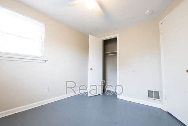 Building Photo - 2818 Vanderberg Ave
