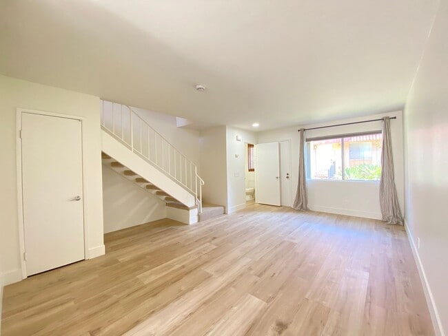 Building Photo - 637 Beverly Pl