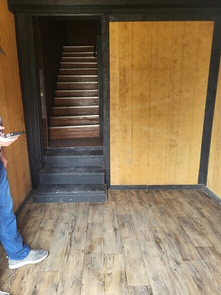 foyer - 8636 Gina Ln