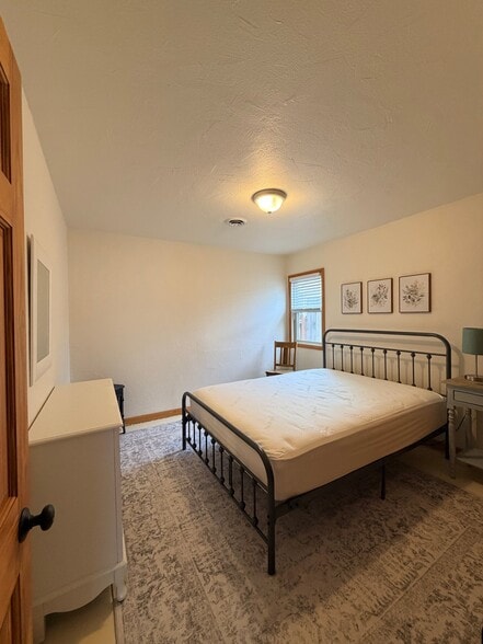 Building Photo - 405 S 12th St