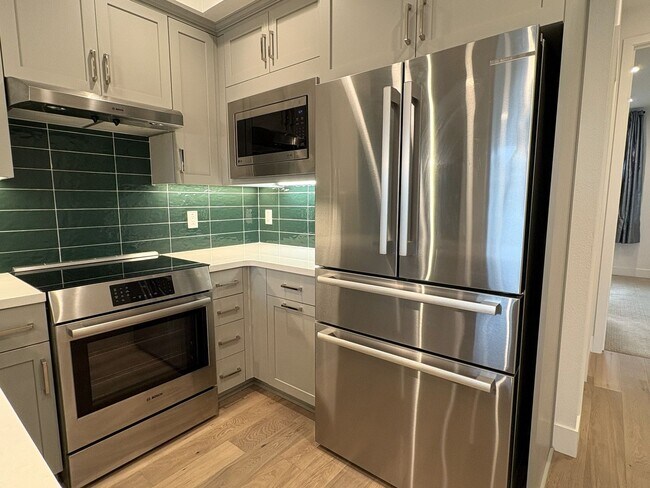 Building Photo - Modern 3BR/3BA Townhome in Prime Mountain View Location