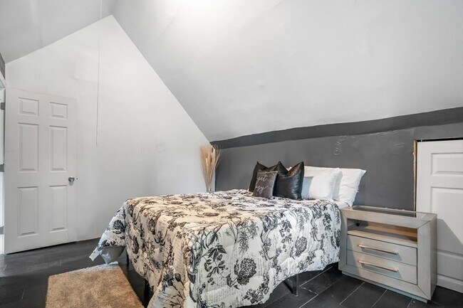 Building Photo - 5 Gordon Pl