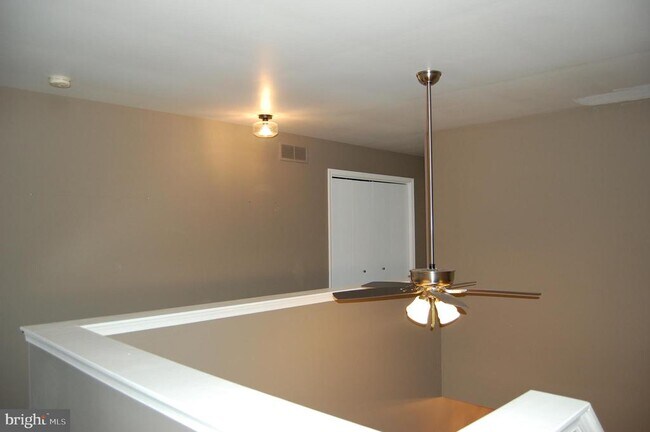 Building Photo - 131 Red Haven Dr