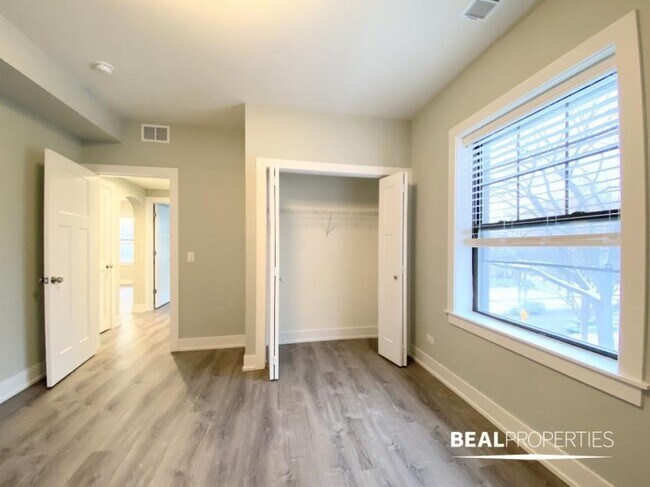 Building Photo - 2 bedroom in EVANSTON IL 60202