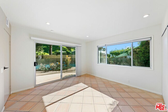 Building Photo - 1054 Enchanted Way