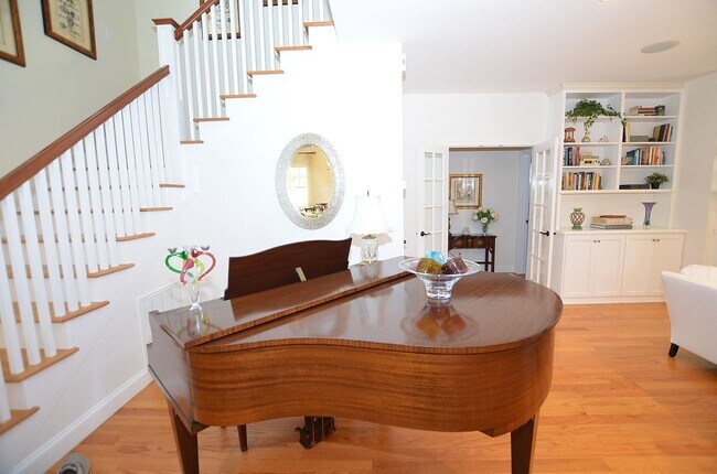 Building Photo - Charming Vacation Home, Furnished 4Bd/3.5Ba Home