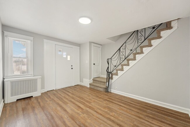 Building Photo - 3 Bedroom, 1.5 bath townhome