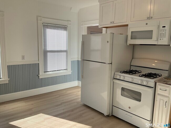 Building Photo - 13 Alger St