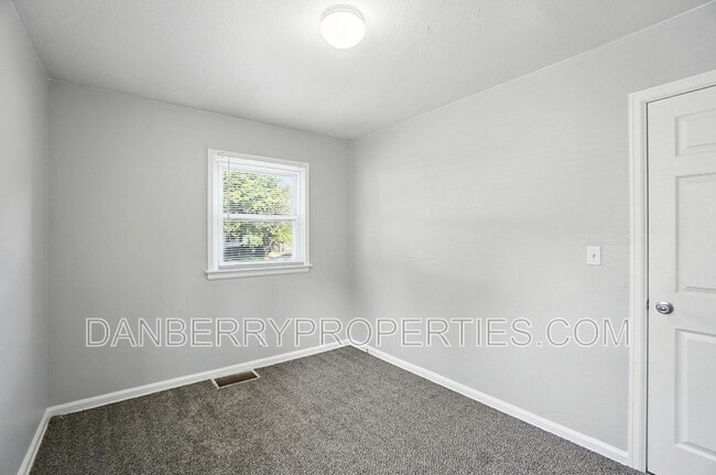 Building Photo - 1126 Searles Rd