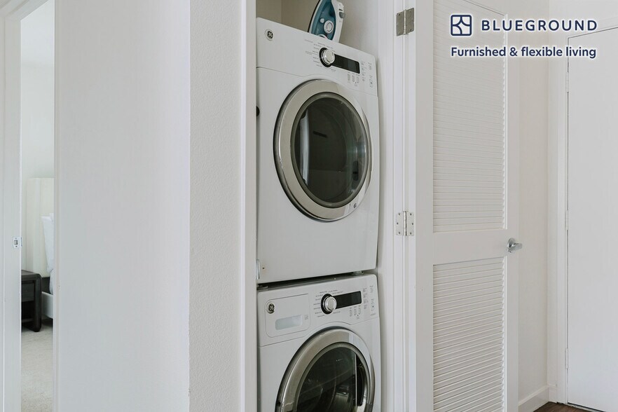 Building Photo - 10870 N Stelling Rd