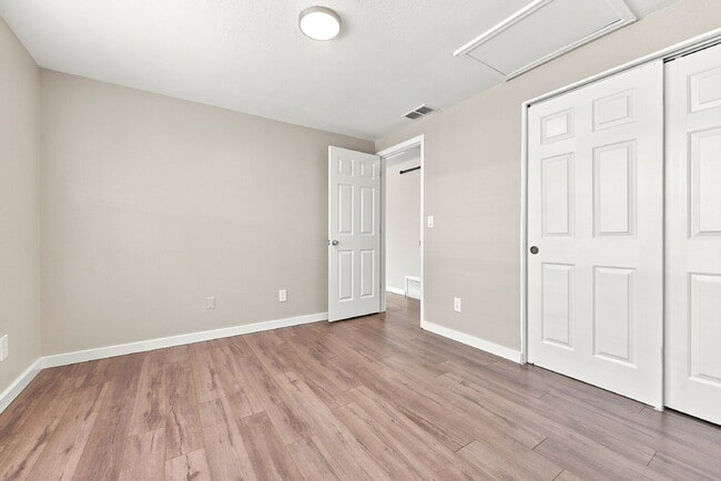 Building Photo - $1,195.95 1 bed, 1 bathroom, located in Aurora with a washer and dryer.
