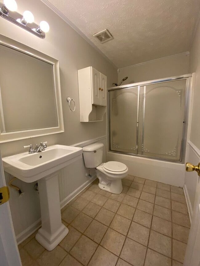 Building Photo - 3 Bedroom/3 Bath Ranch Close to Fort Liberty