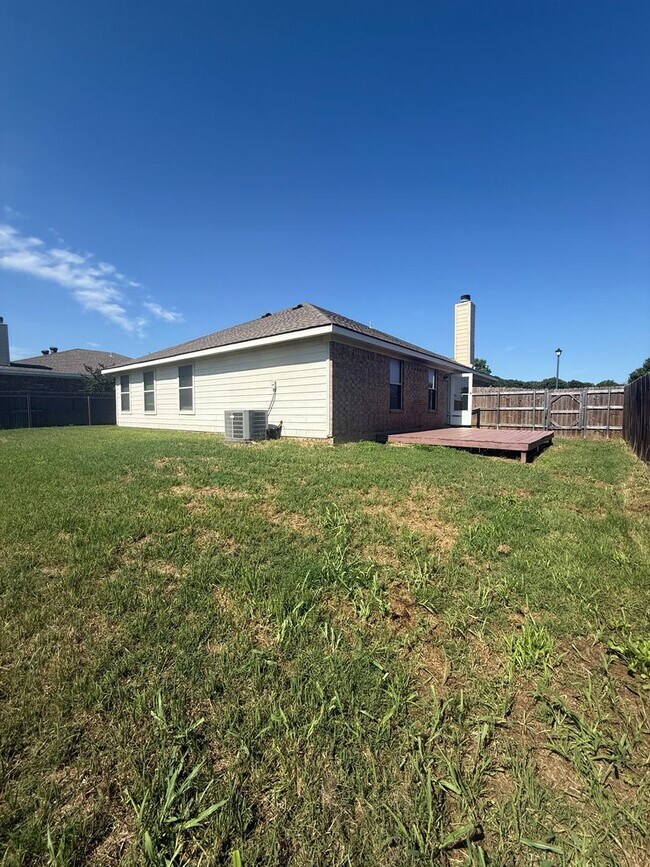 Building Photo - 3/2/2 - Newly Remodeled- FENCED YARD
