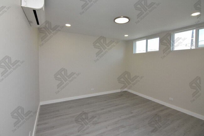 Building Photo - 1236