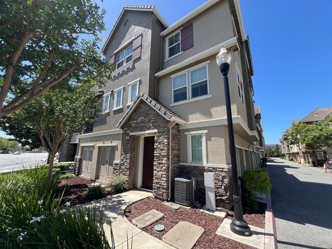 Building Photo - $4295-Beautiful Tri-level 3 Bed/2.5 Ba Townhome in Hampton Park/North San Jose