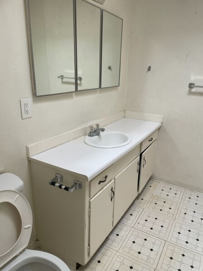 Building Photo - 2 BEDROOM 2 BATH (55+COMMUNITY)