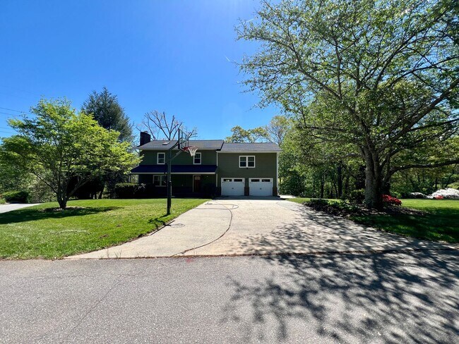 Building Photo - Beautifully Updated Home!  Fenced Yard!