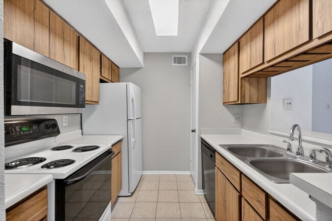 Building Photo - Charming 1BR Condo in Houston