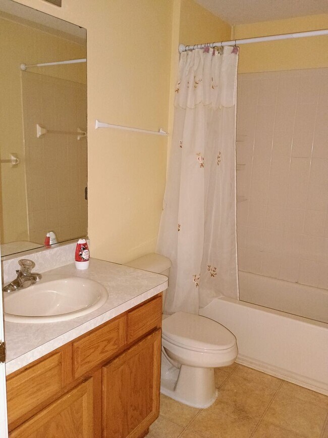 Building Photo - Very Nice 3-Bedroom, 2-Bath Home in a great area!