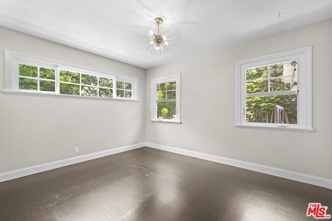 Building Photo - 5525 Matilija Ave