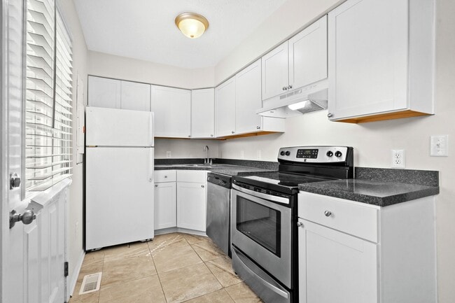 Building Photo - Rent Special if Sign a Lease now or in Feb!! 8 Blocks to the Beach!!