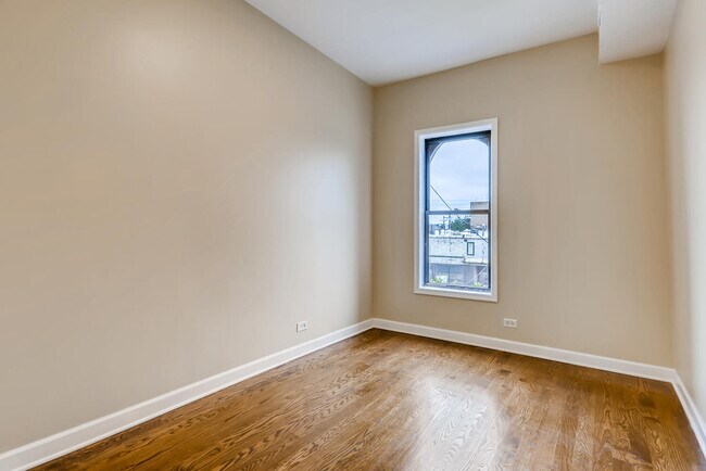Building Photo - 7046 N Clark St