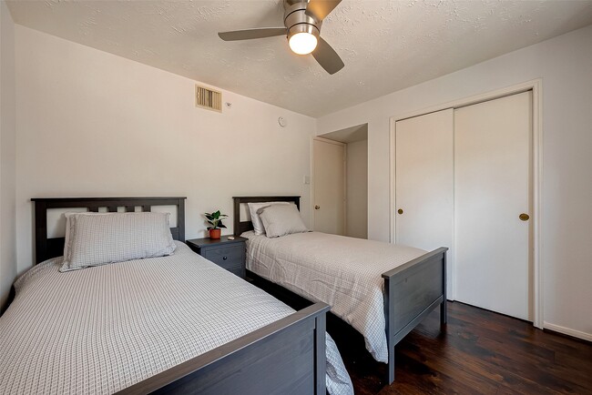 Building Photo - 8051 Bay Branch Dr