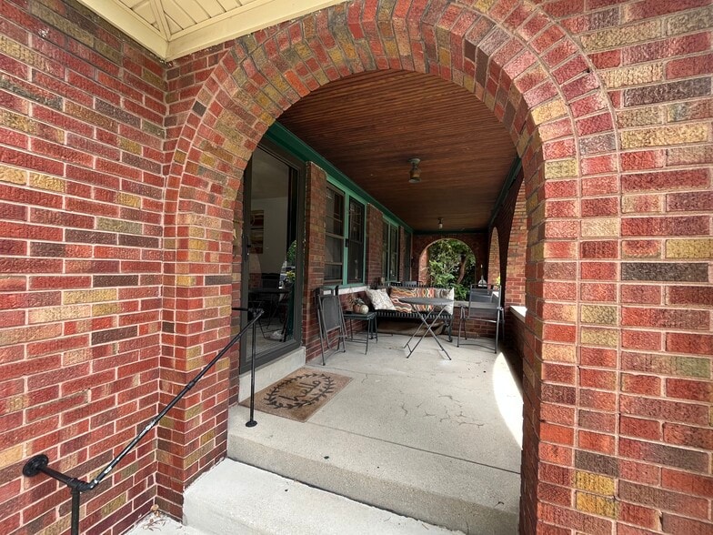 Building Photo - 954 E Bradbury Ave