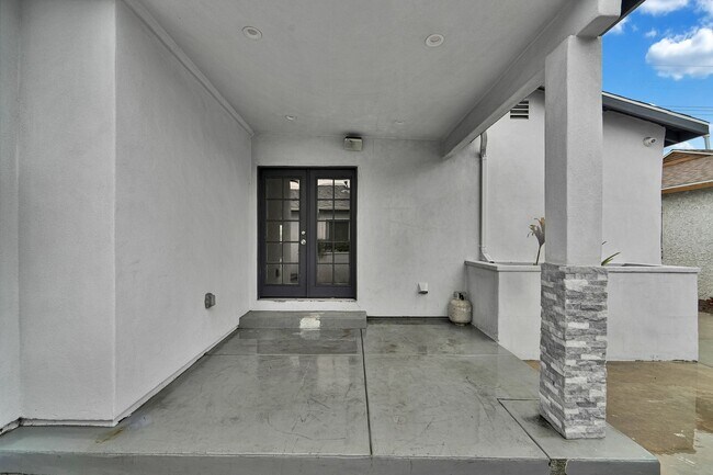 Building Photo - 7237 Tujunga Ave