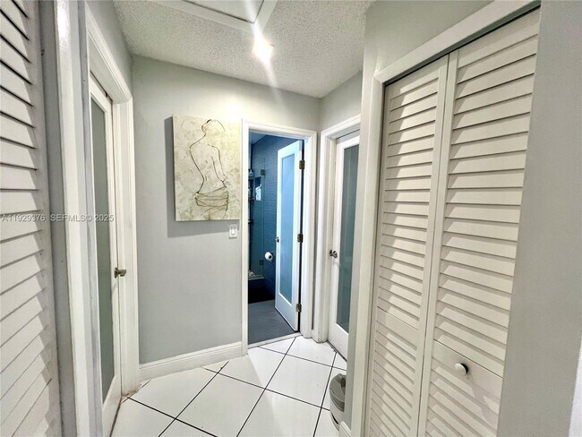 Building Photo - 1430 W 42nd St