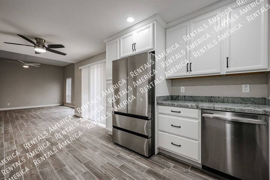 Building Photo - 16927 E Sabinas Dr